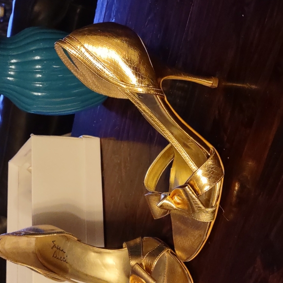 Shoe's - Picture 3 of 3